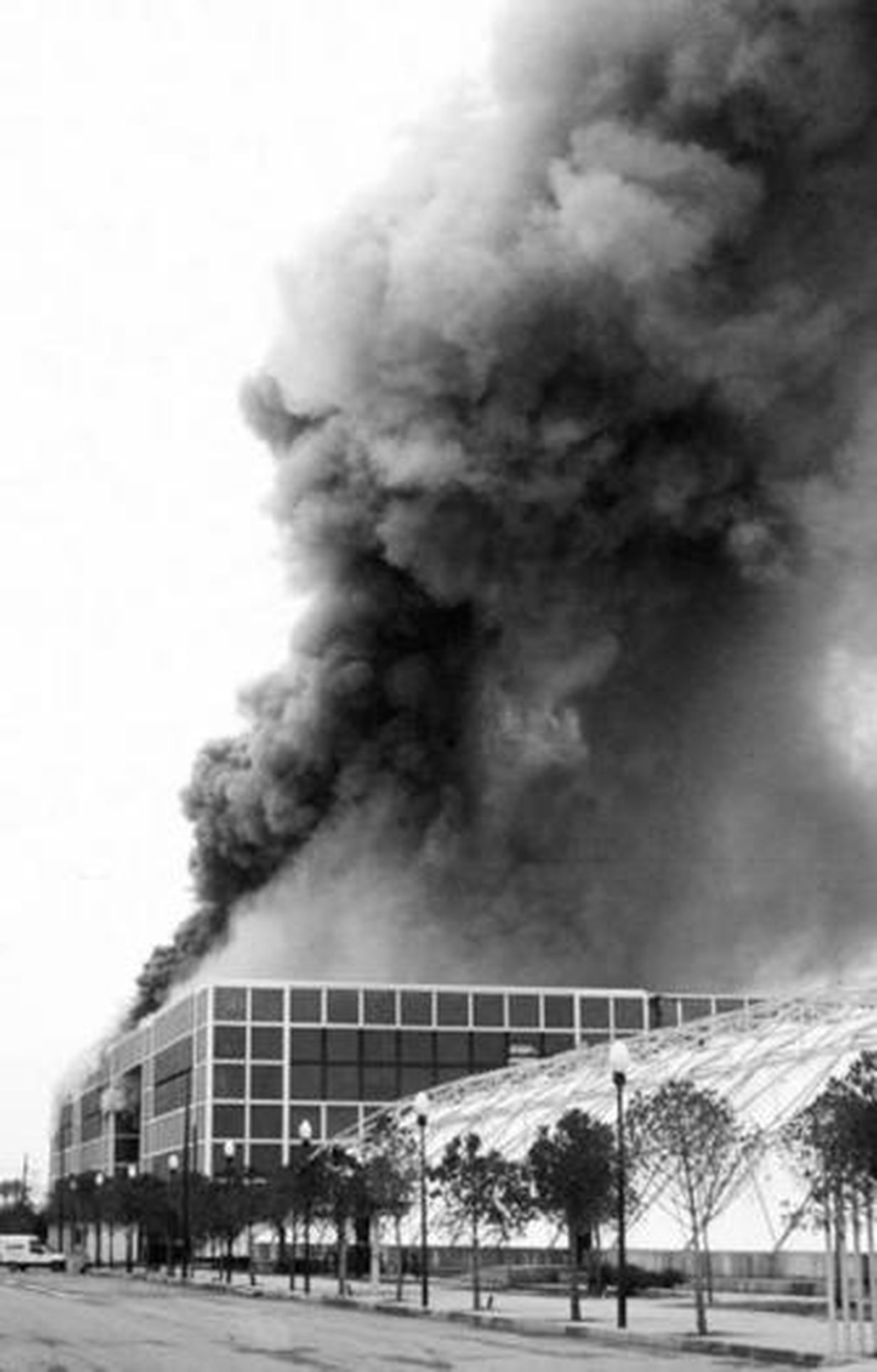 Una imagen del incendio del pabellón de los Descubrimientos.