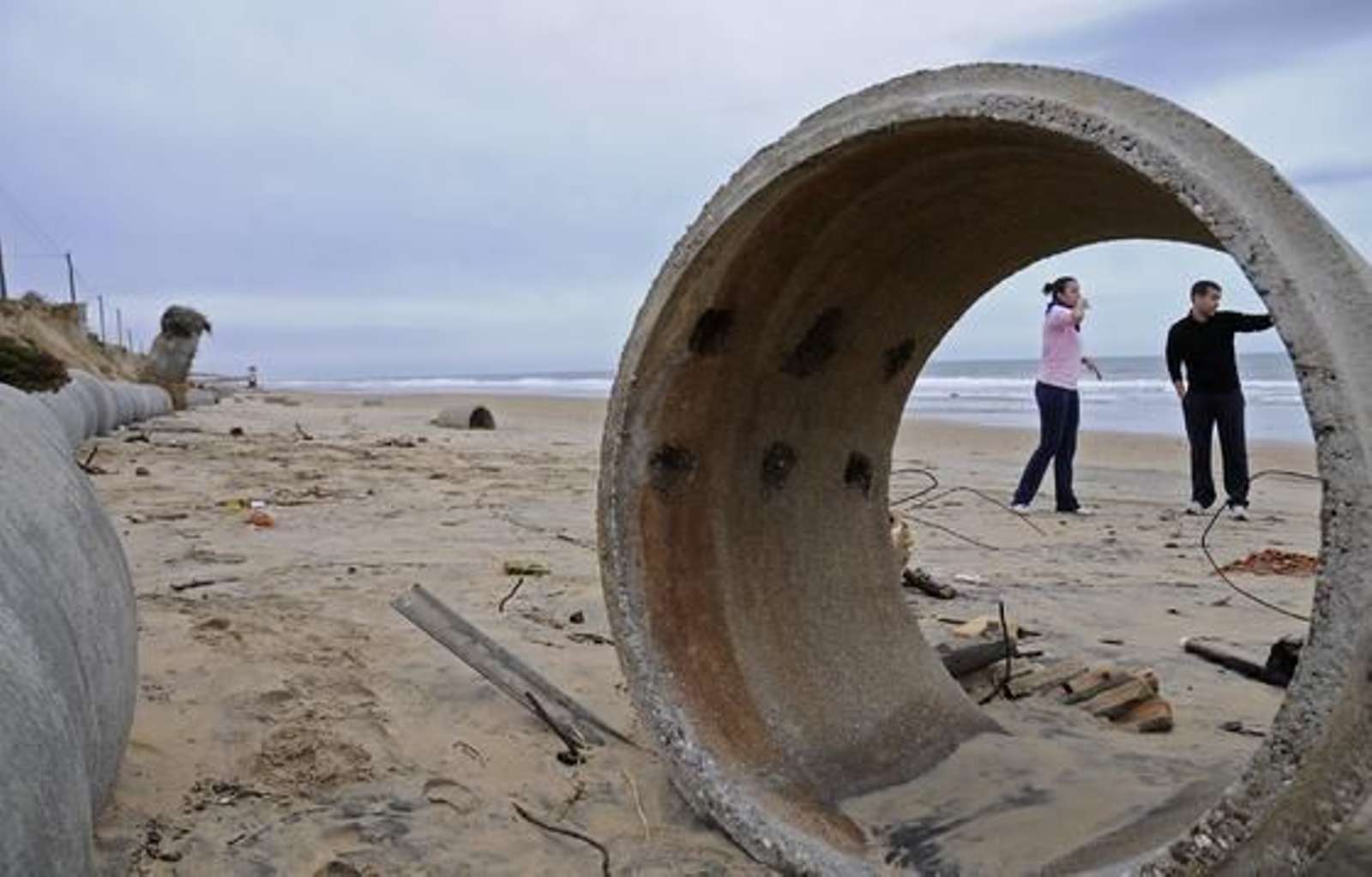 Las olas desentierran los colectores de aguas residuales en la playa de Mazagón.

Foto: Juan Carlos Vázquez