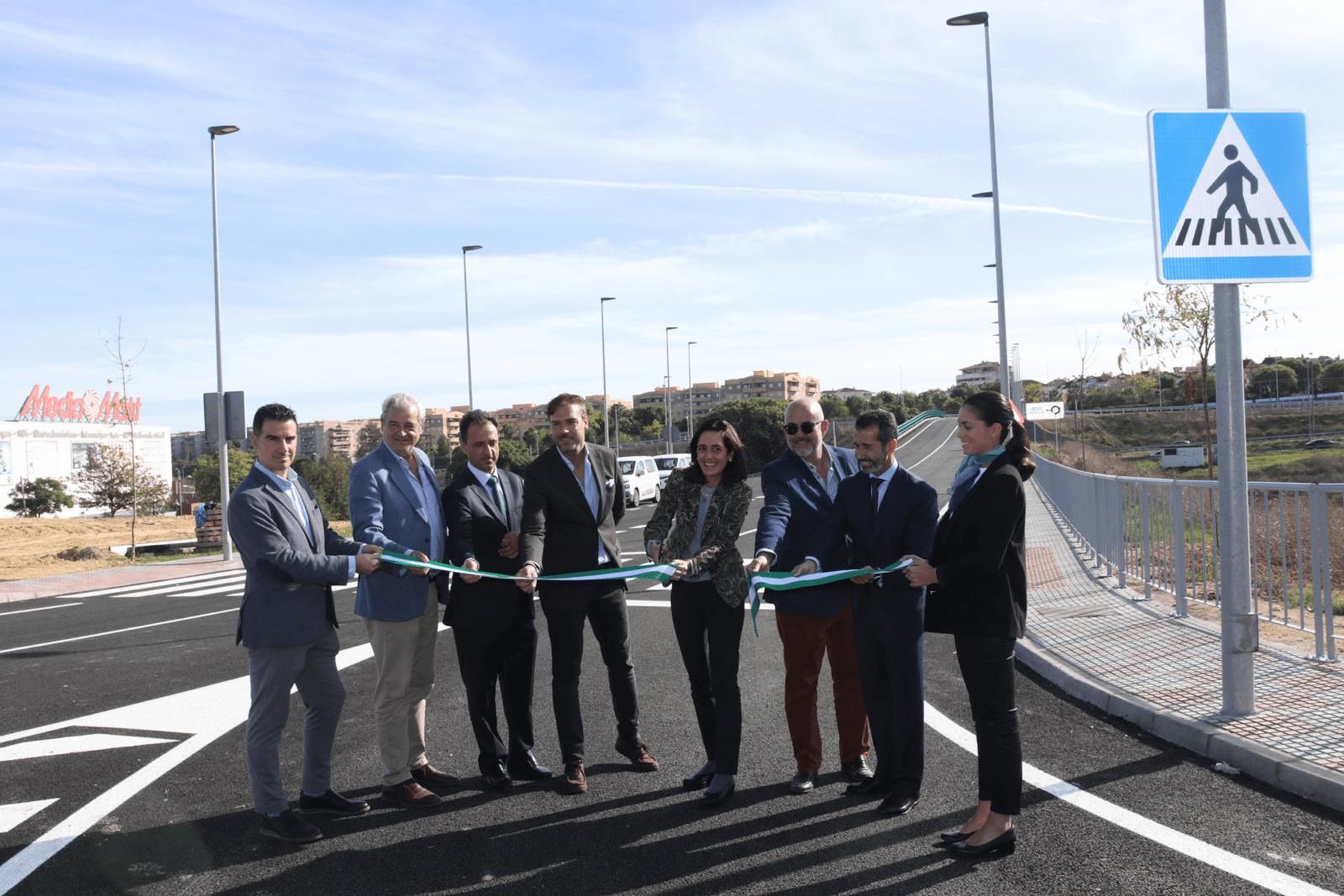 Un momento de la inauguración de la circunvalación que conecta el Parque Comercial Cavaleri con  la autovía Sevilla-Mairena.