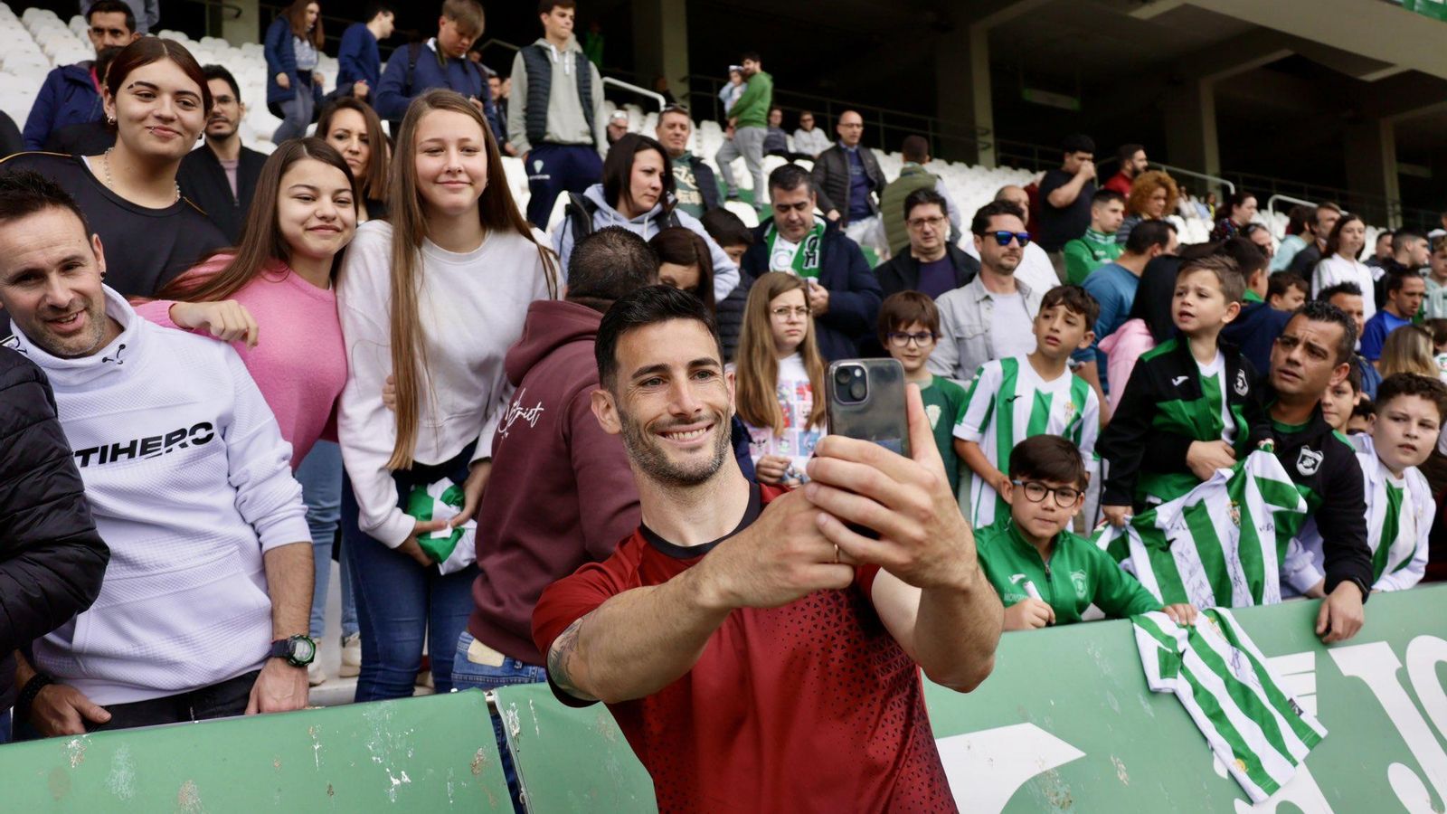 Albarrán se hace un selfie con varios aficionados.