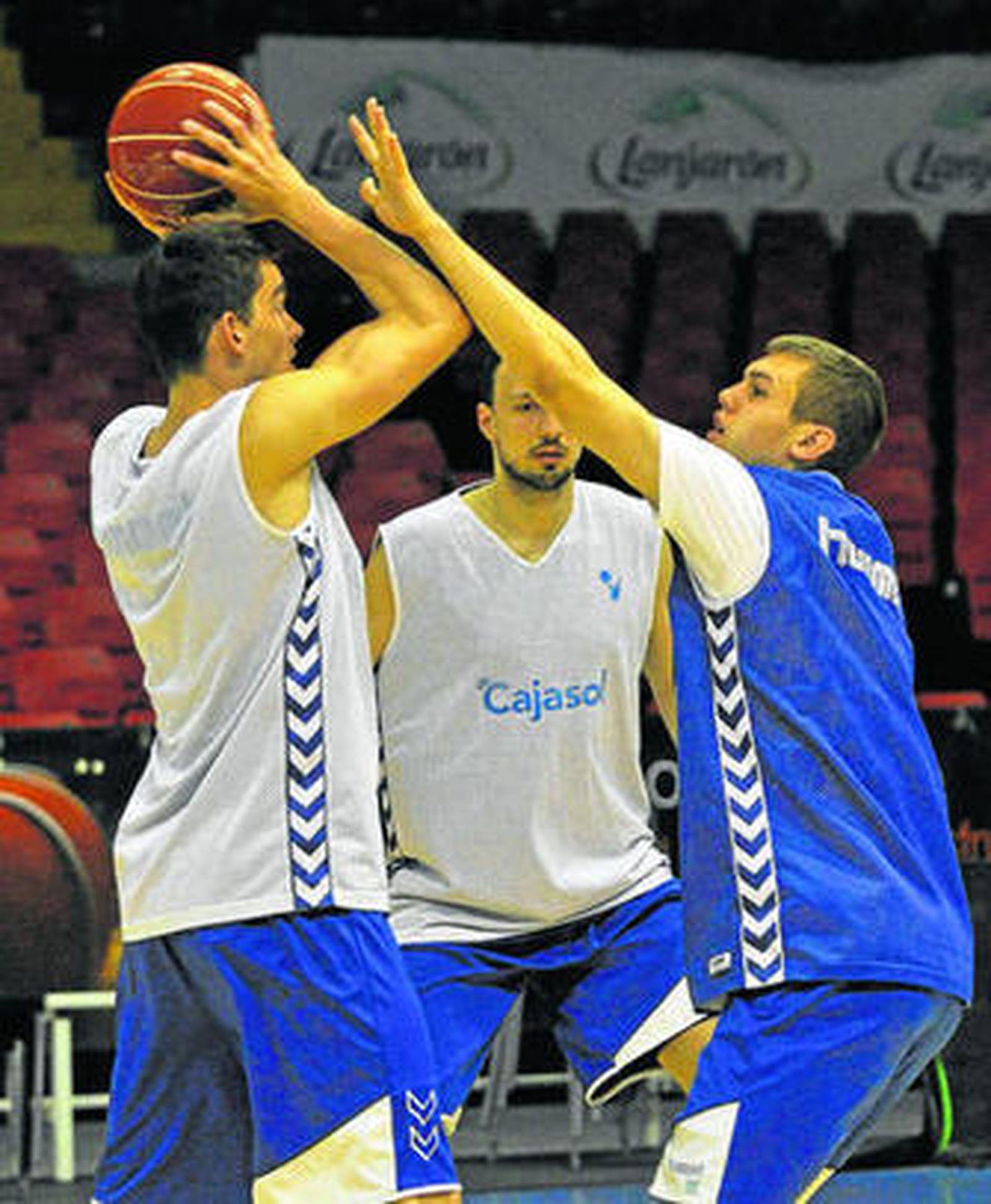 Radicevic defiende a Satoransky con Bogdanovic detrás.