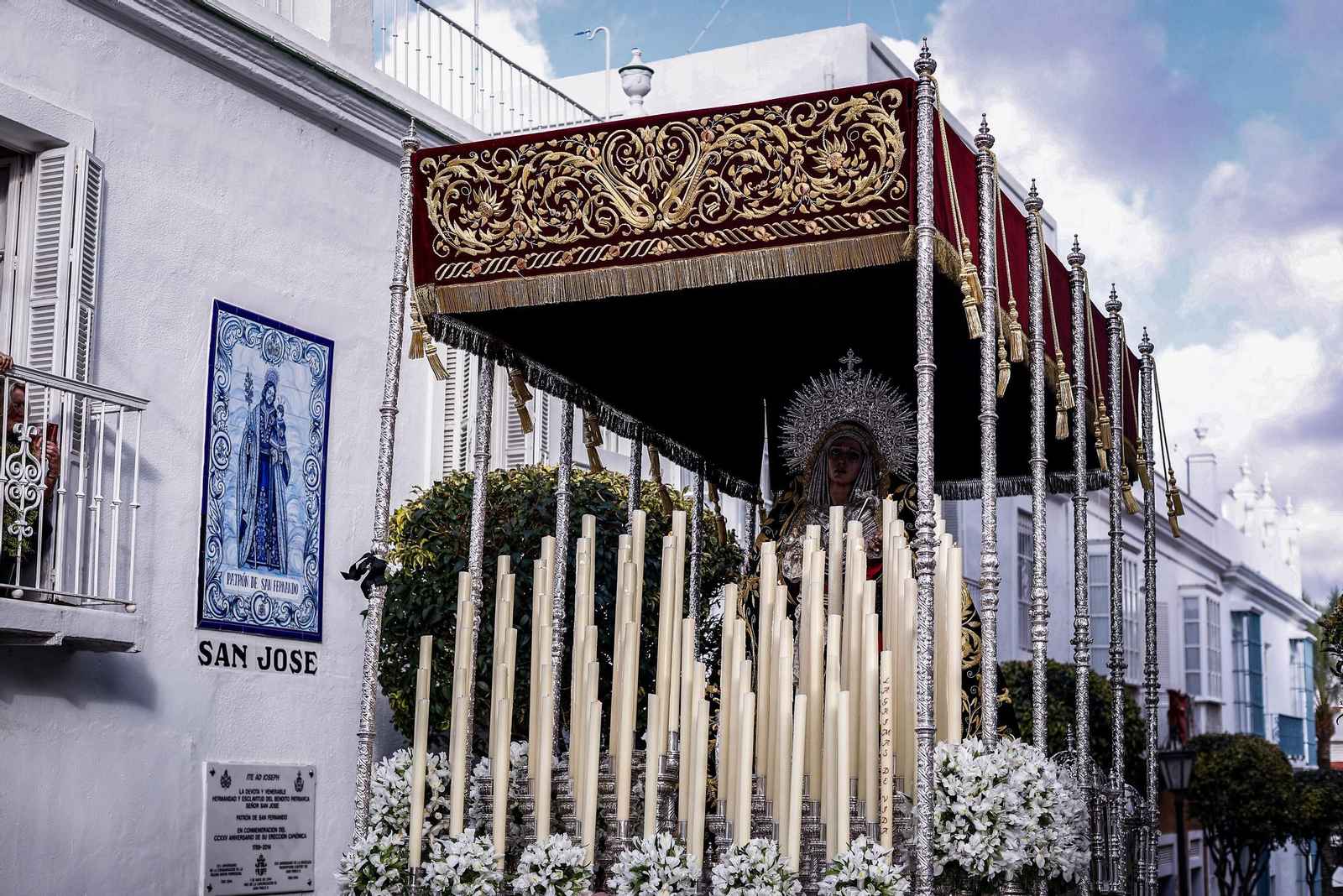 Imágenes de la salida de Desamparados en la Semana Santa de San Fernando 2025