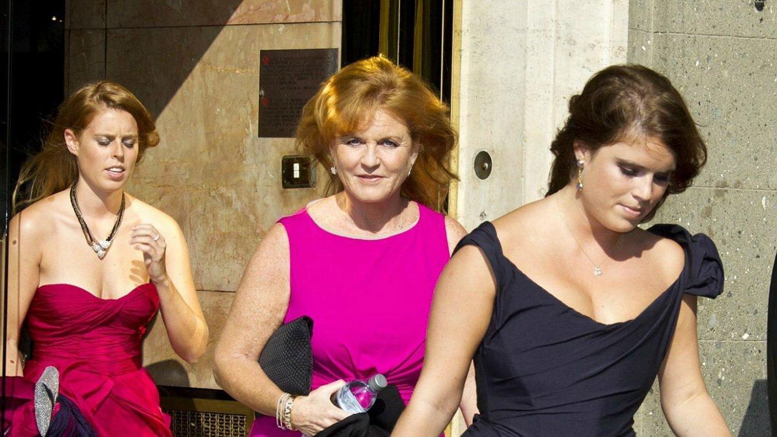 Beatriz (al fondo), con su madre, Sarah Ferguson y su hermana pequeña, Eugenia.