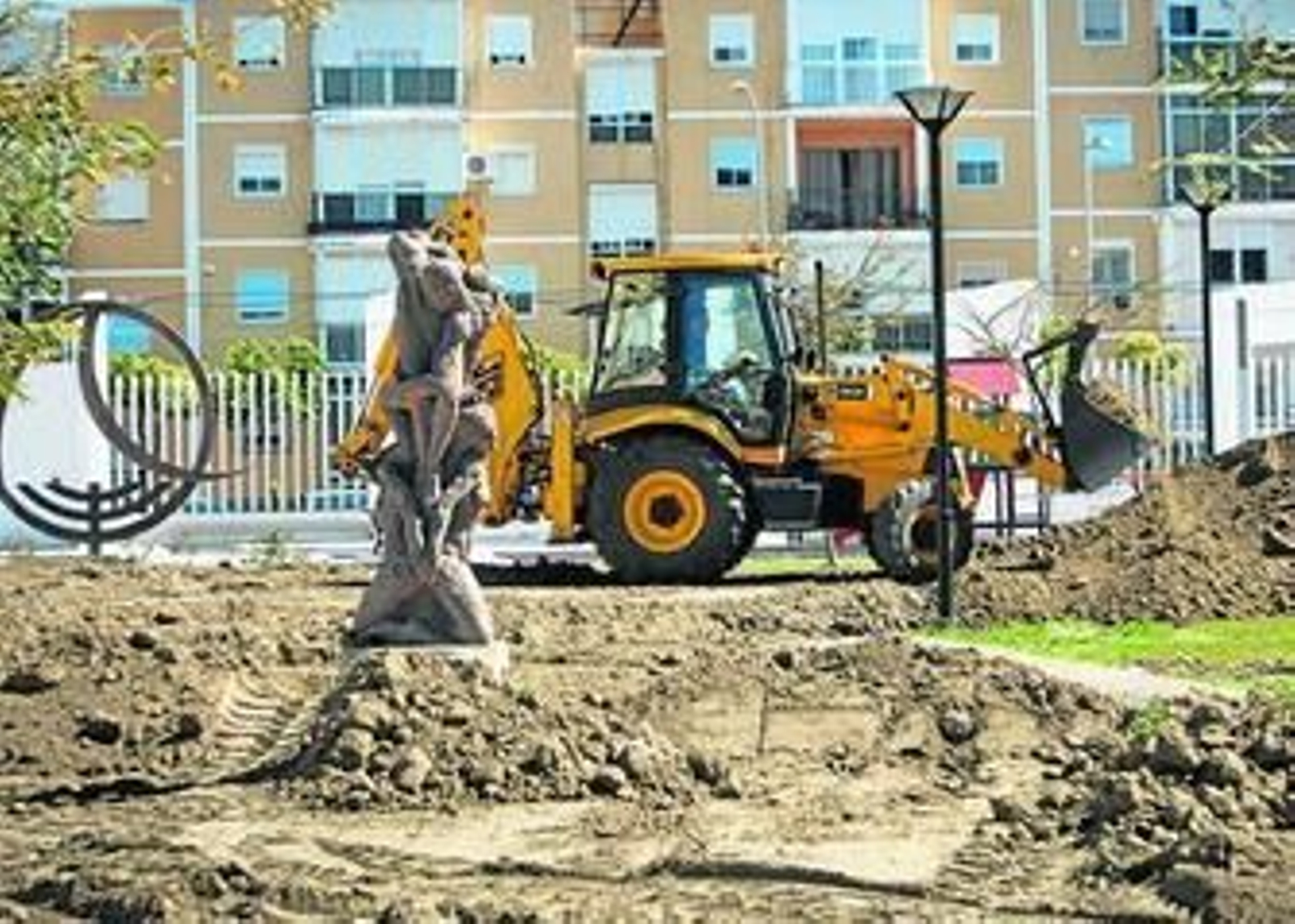Una excavadora, ayer, mientras trabaja en el relleno de los estanques en la plaza de las Esculturas.