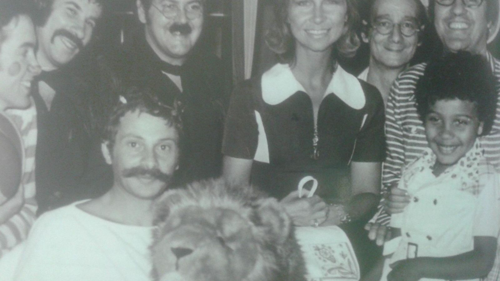 La entonces princesa Sofía con los actores de 'Los Chiripitifláuticos', a la derecha, Barullo