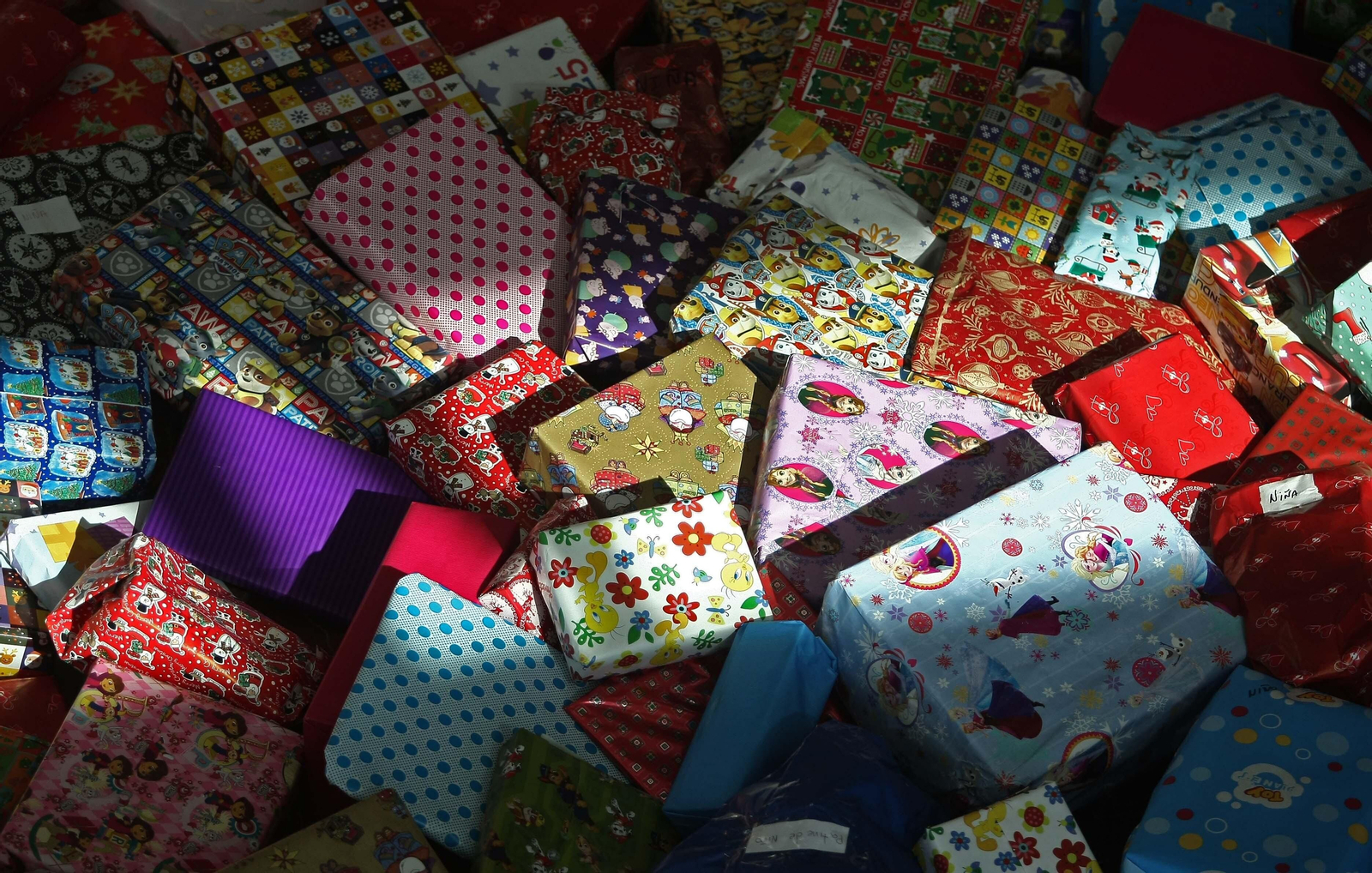 Muchos regalos empaquetados en una imagen de archivo.