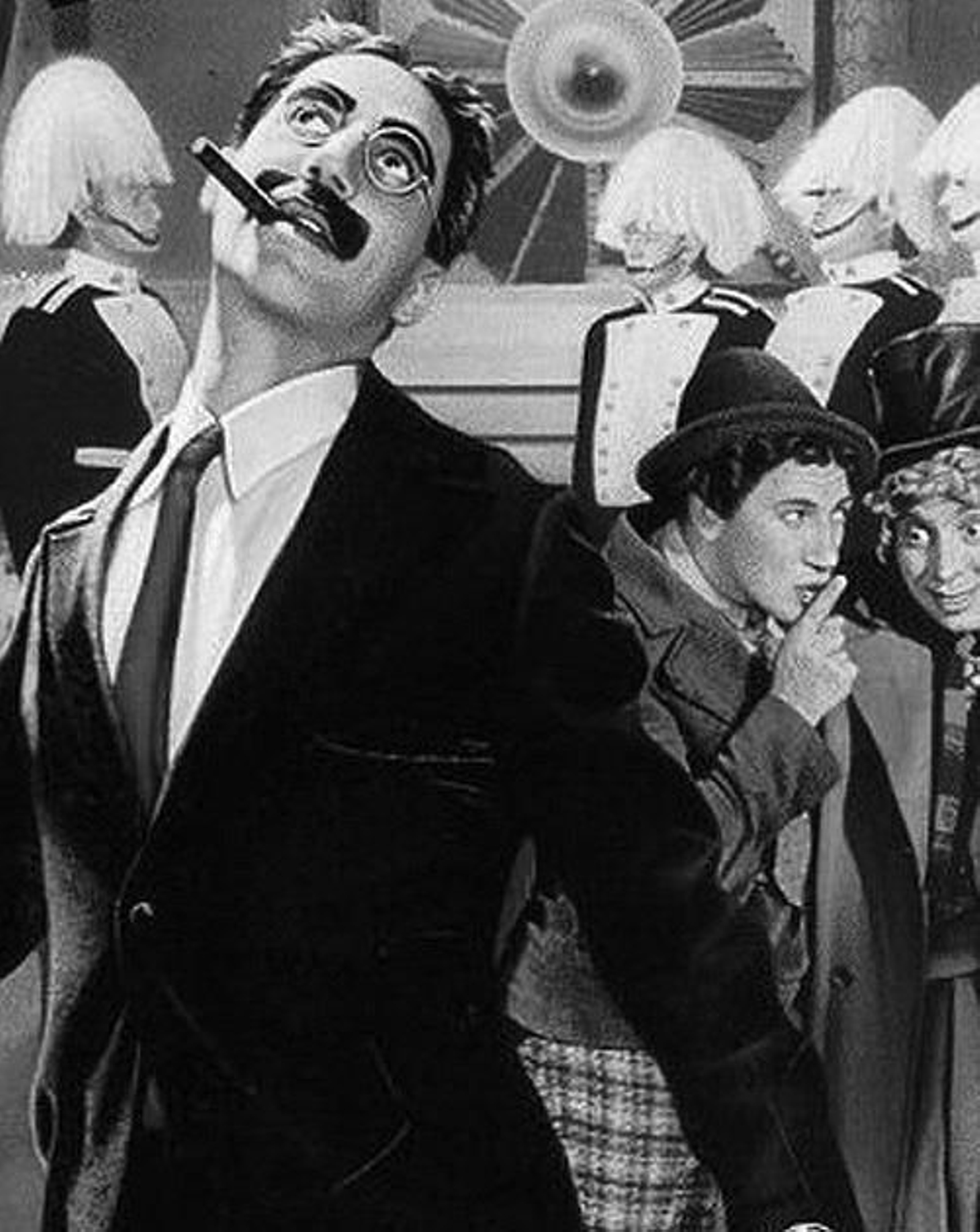 Fotograma donde aparece el actor Groucho  Marx.