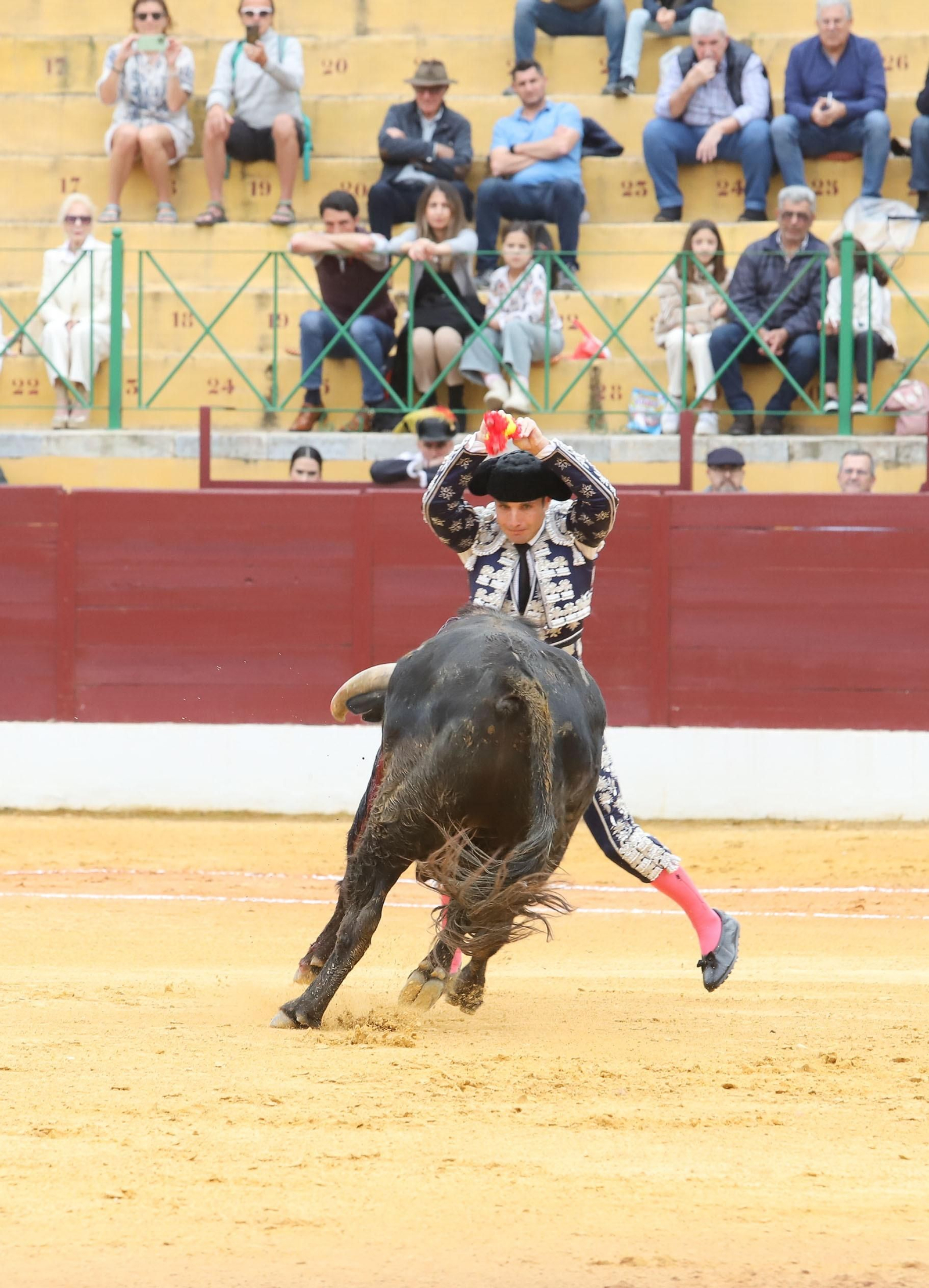Imágenes de la novillada previa a la Semana Santa en la plaza de toros de La Línea