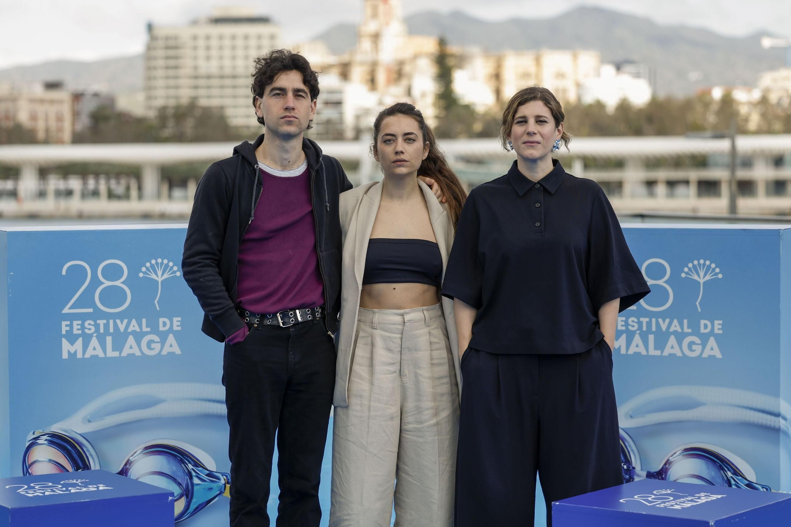 A la derecha, la directora de cine Gemma Blasco posa junto a los actores