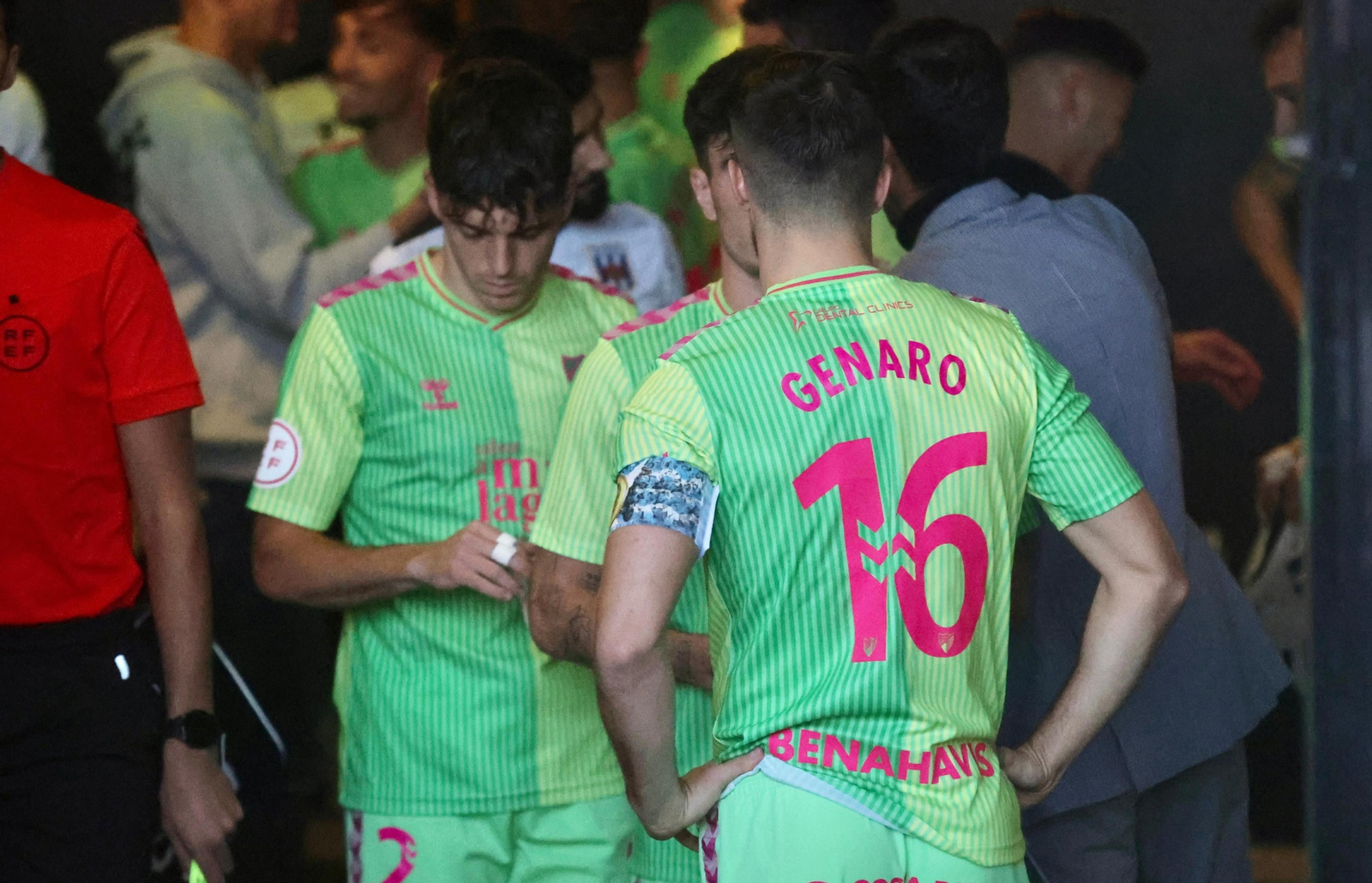 Dental Clinics, en la parte trasera del cuello de la camiseta