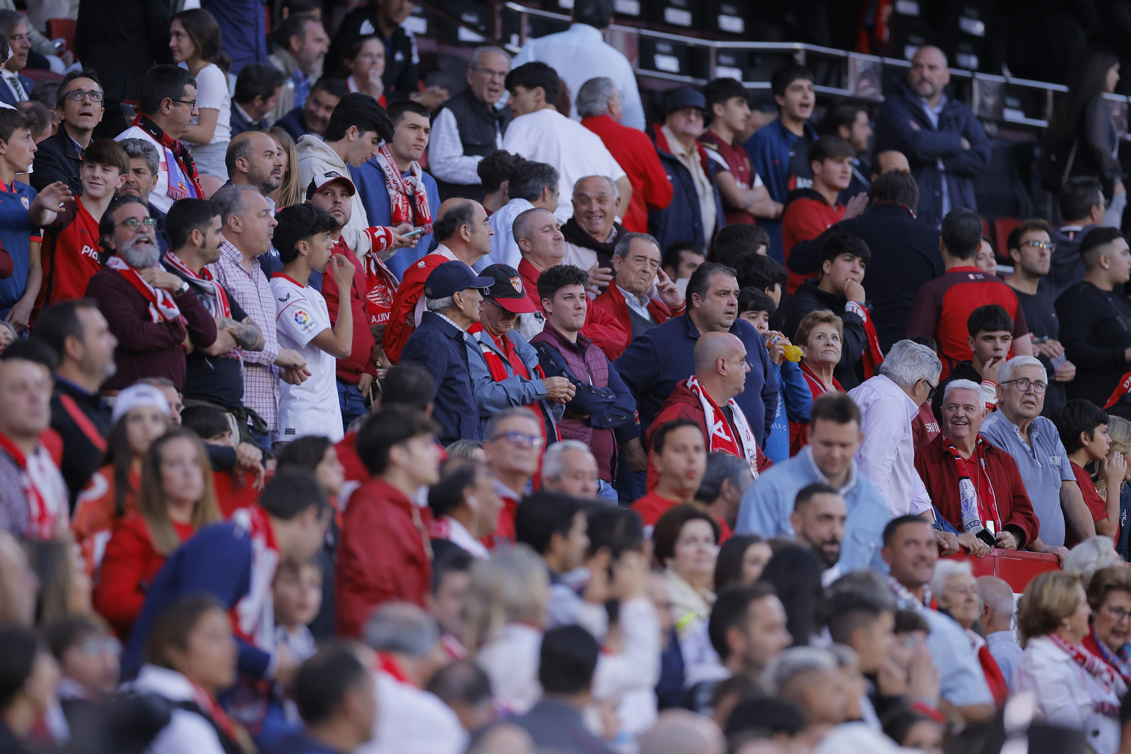 Búscate en las fotos del Sevilla-Betis