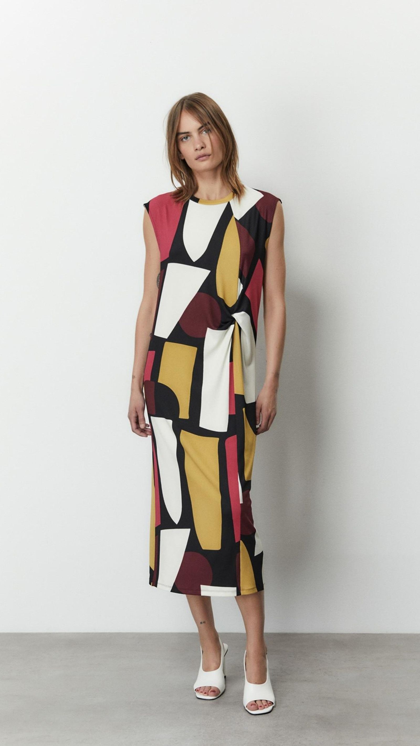 Vestido tipo túnica y estampado de Sfera.