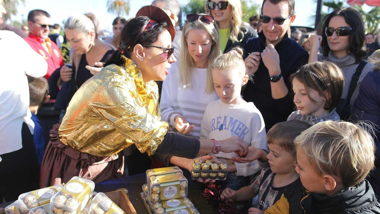 Reparto de bombones entre los asistentes.