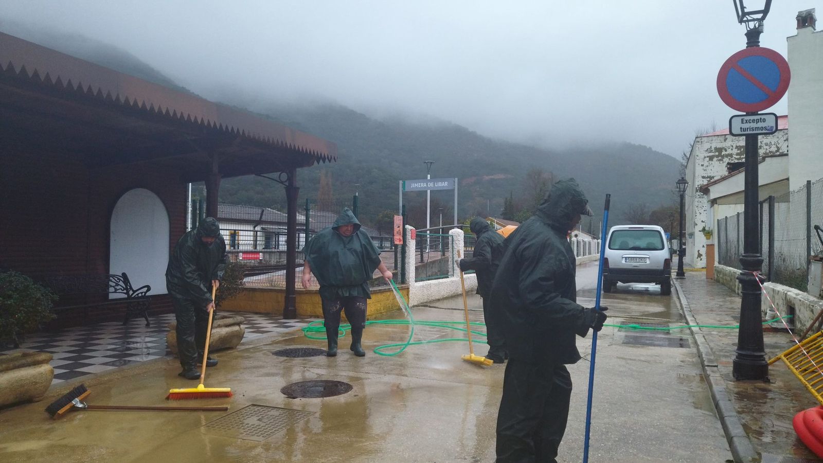 Vecinos limpiando el barro en la Estación de Jimera de Líbar