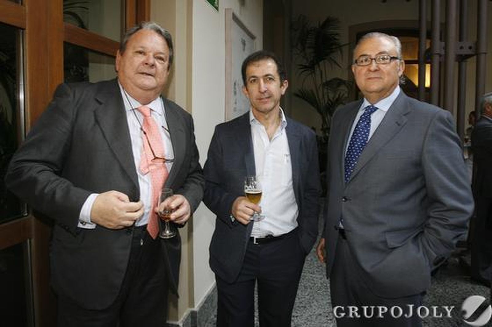 El empresario Nicolás Terry, el gerente del restaurante El Faro de El Puerto, Fernando Córdoba, y el comercial de ‘Diario de Cádiz’, Francisco Soto.

Foto: Julio Gonzalez-Joaquin Pino-Jose Braza