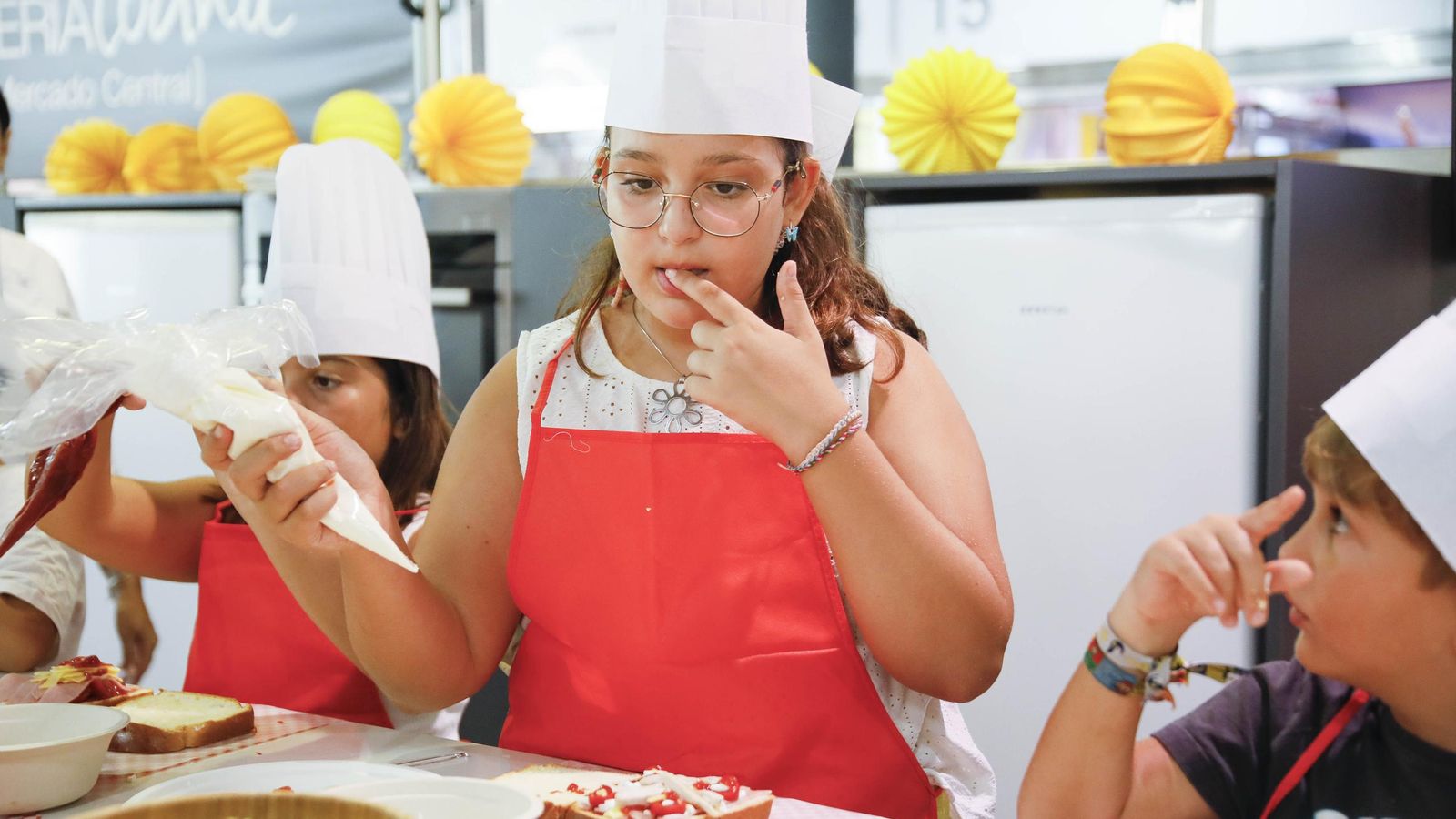 Las imágenes del taller infantil de cocina en el mercado de Almería