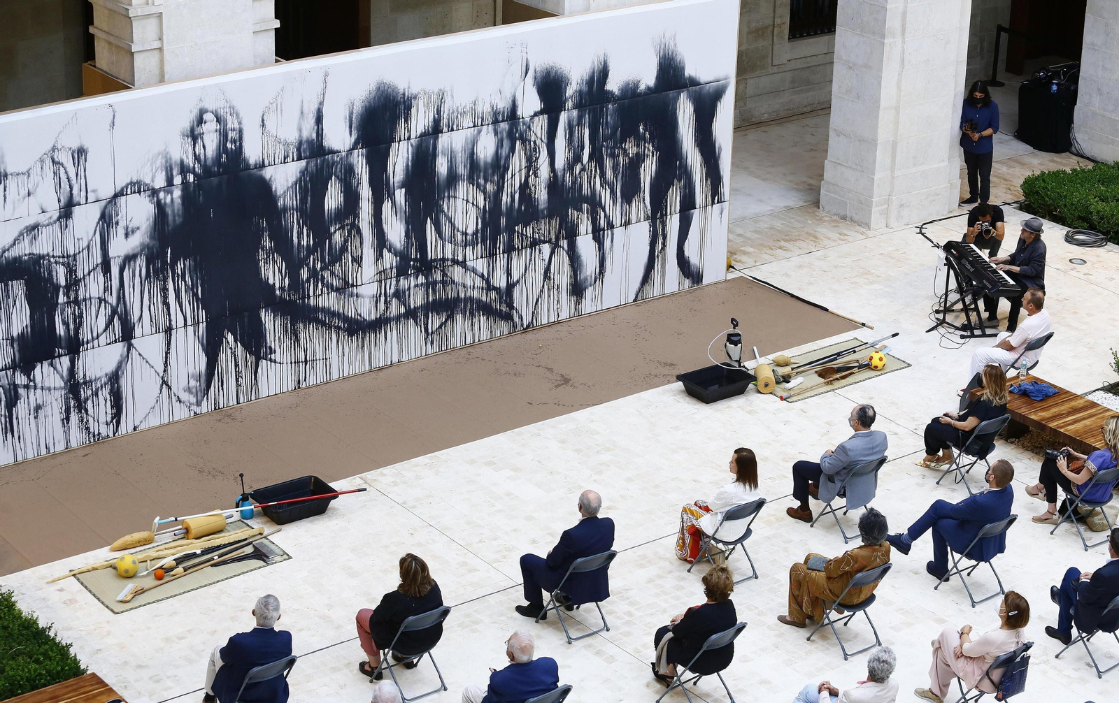 Fotos: Así es 'Despintura fònica', la performance de Miquel Barceló en el Museo de Málaga