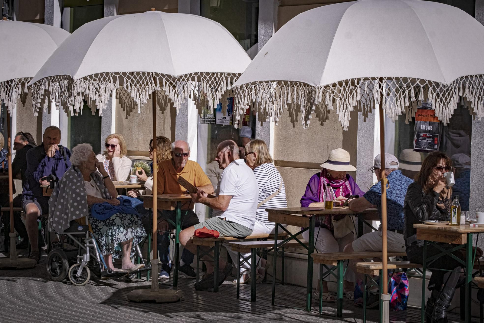 Turistas en una terraza en el centro de Cádiz.