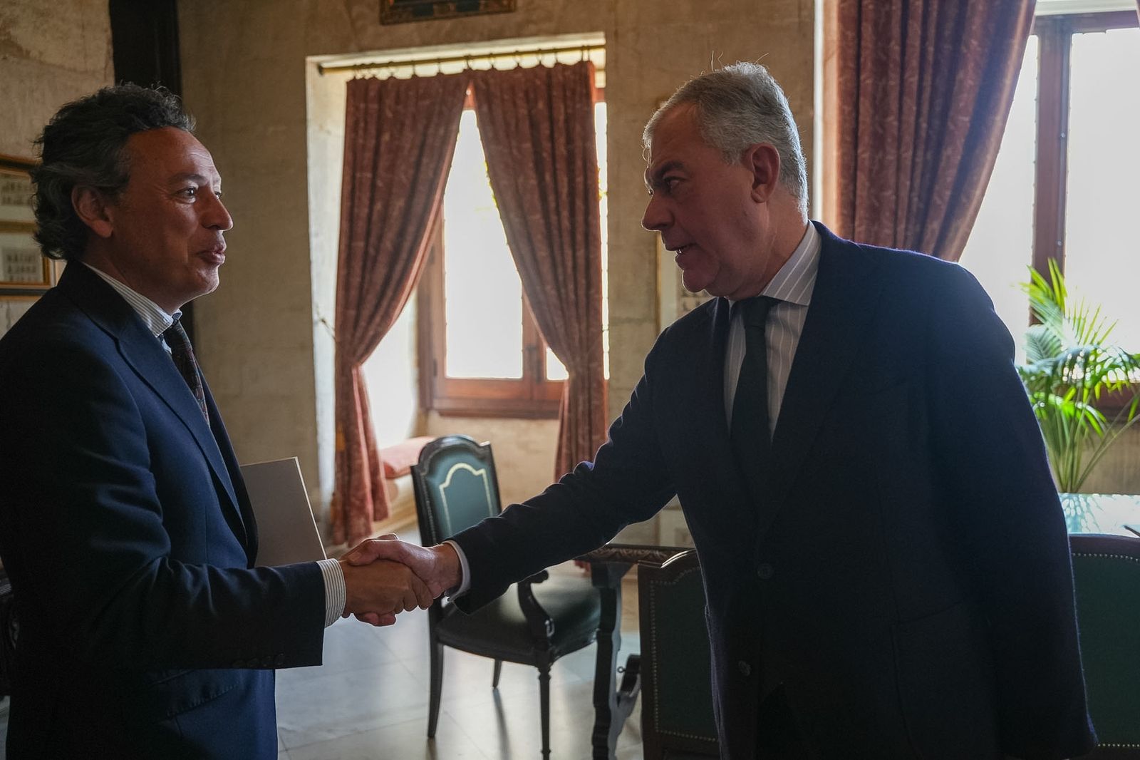 Pablo Gómez Falcón, CEO de Coagener, y José Luis Sanz, alcalde de Sevilla, estrechan manos tras su reunión.