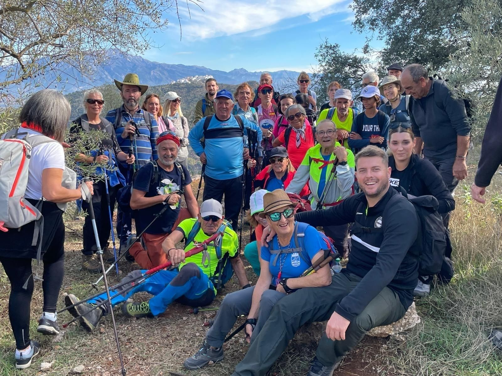 Durante el recorrido han visitado los restos arqueológicos de la zona, entre ellos las ruinas y el aljibe del siglo XIII
