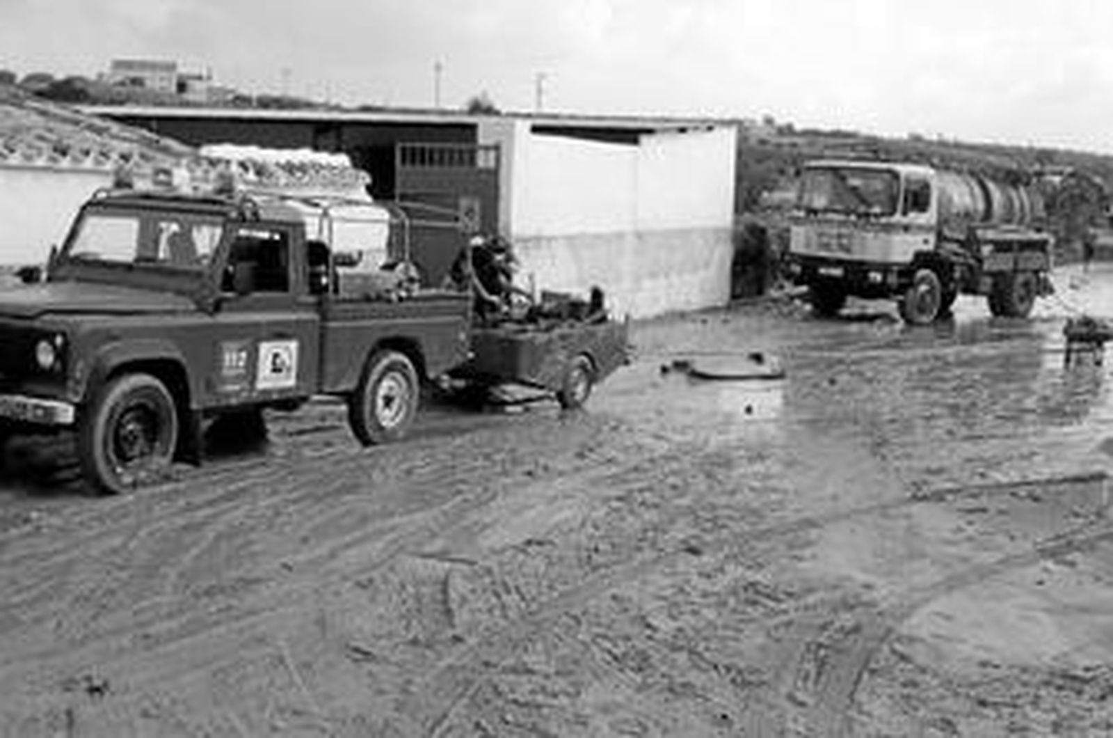 1. Un camión de bomberos de la Diputación permanece junto a la entrada de una nave de Monturque con el suelo totalmente embarrado   2. El presidente de la Diputación, Francisco Pulido, visita a los afectados de Monturque. 3. Un grupo de vecinos realiza labores de limpieza en una calle de Cabra.