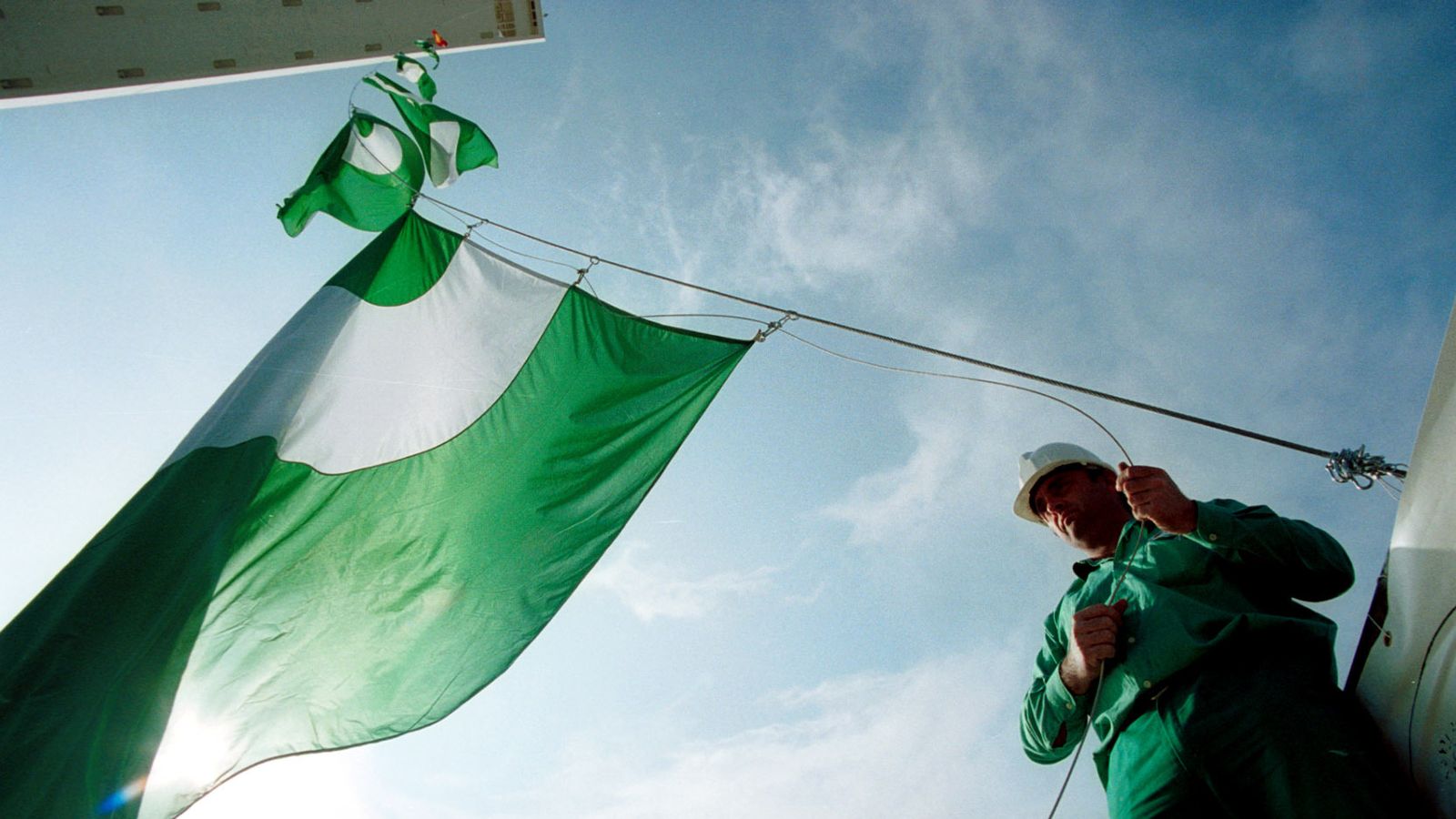 Imagen de archivo del izado de la bandera de Andalucía, en el Alamillo.