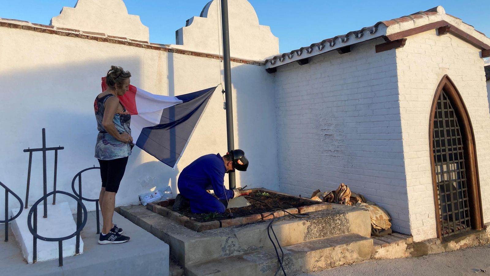 Los voluntarios trabajan en uno de los enterramientos. Los voluntarios trabajan en uno de los enterramientos.