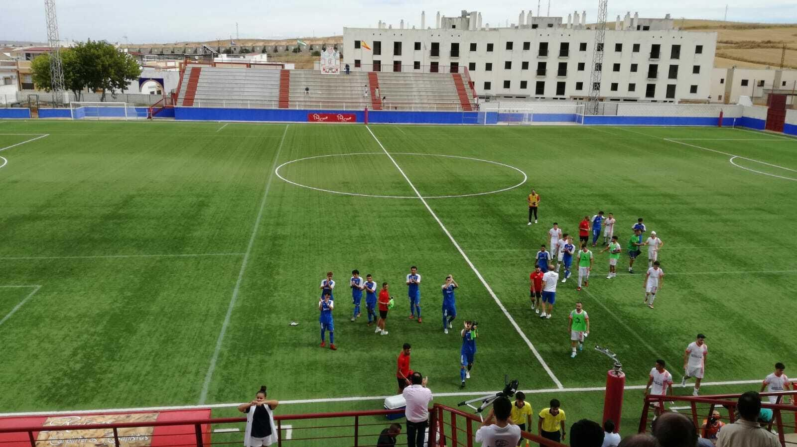 Los futbolistas del Guadalcacín aplauden a los aficionados en La Palma.