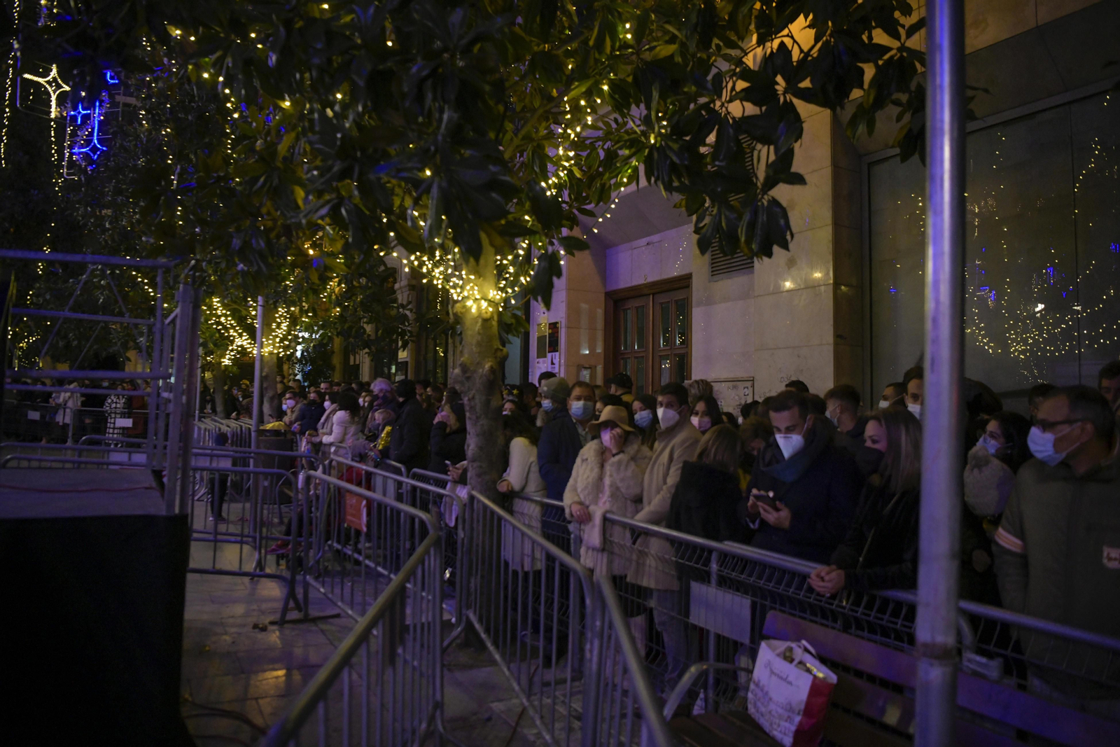 Así fue la Nochevieja 2021 en Granada, en imágenes: uvas en una Plaza del Carmen vallada y ambiente de fiesta en la calle