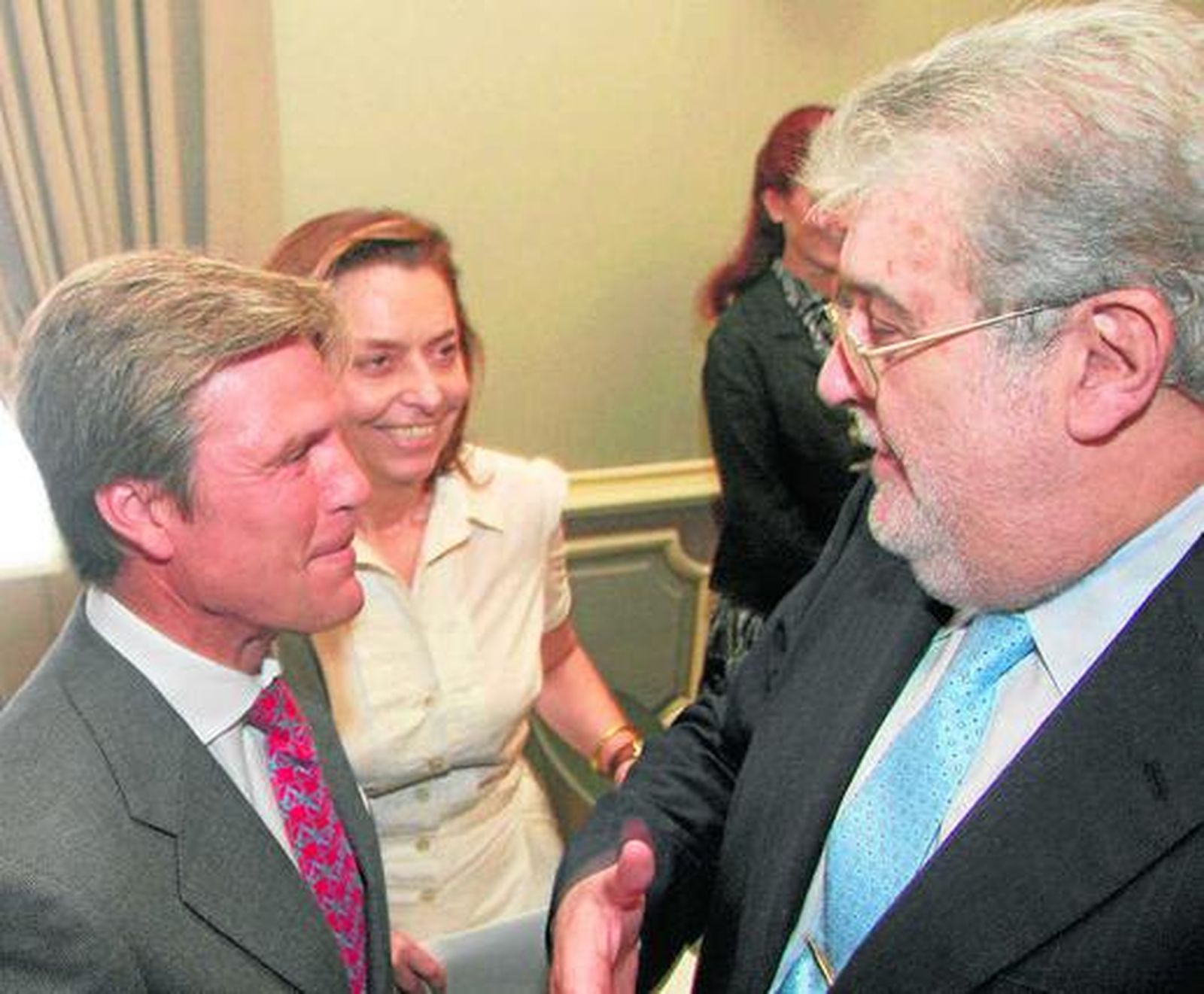 Con Juan Antonio Ruiz 'Espartaco' y Ana Gavín, directora general de la Fundación Lara./ Belén Vargas