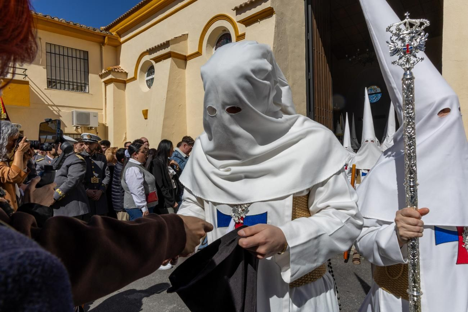 El Miércoles Santo inicia la tarde con los nazarenos trinitarios del barrio de Santa Isabel