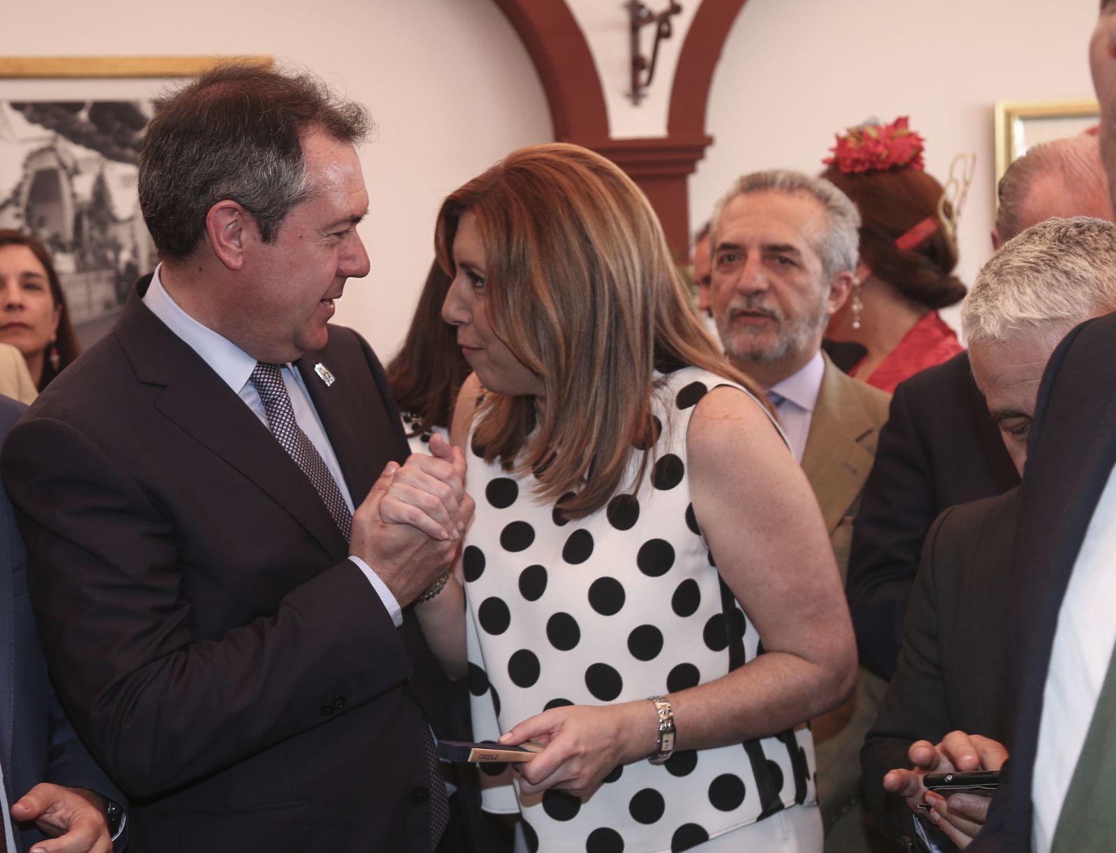 El alcalde de Sevilla, Juan Espadas, conversa con la presidenta de la Junta de Andalucía, Susana Díaz.