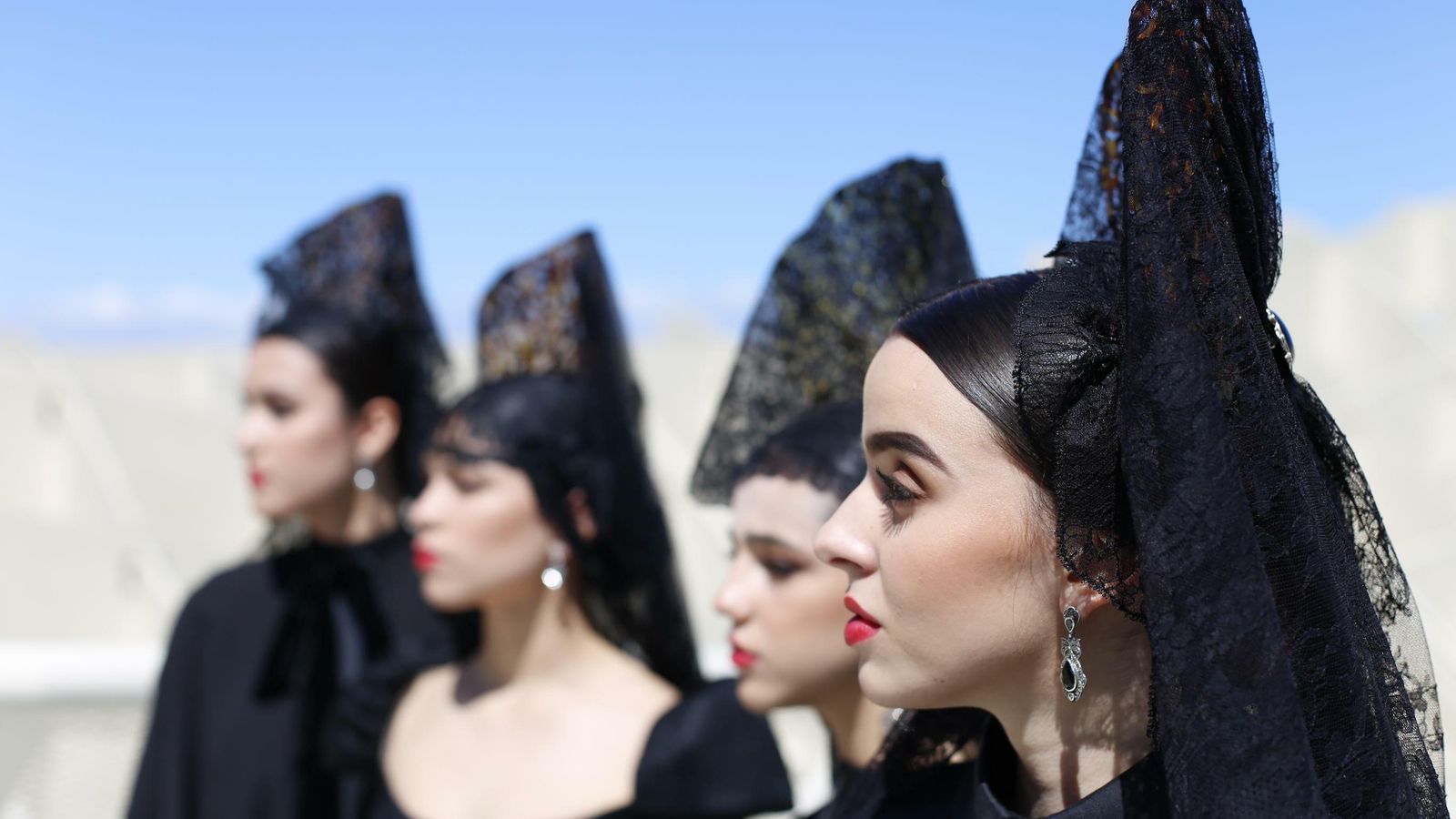 Desfile de mantillas de Qlamenco. Peinas y complementos de Juan Foronda.