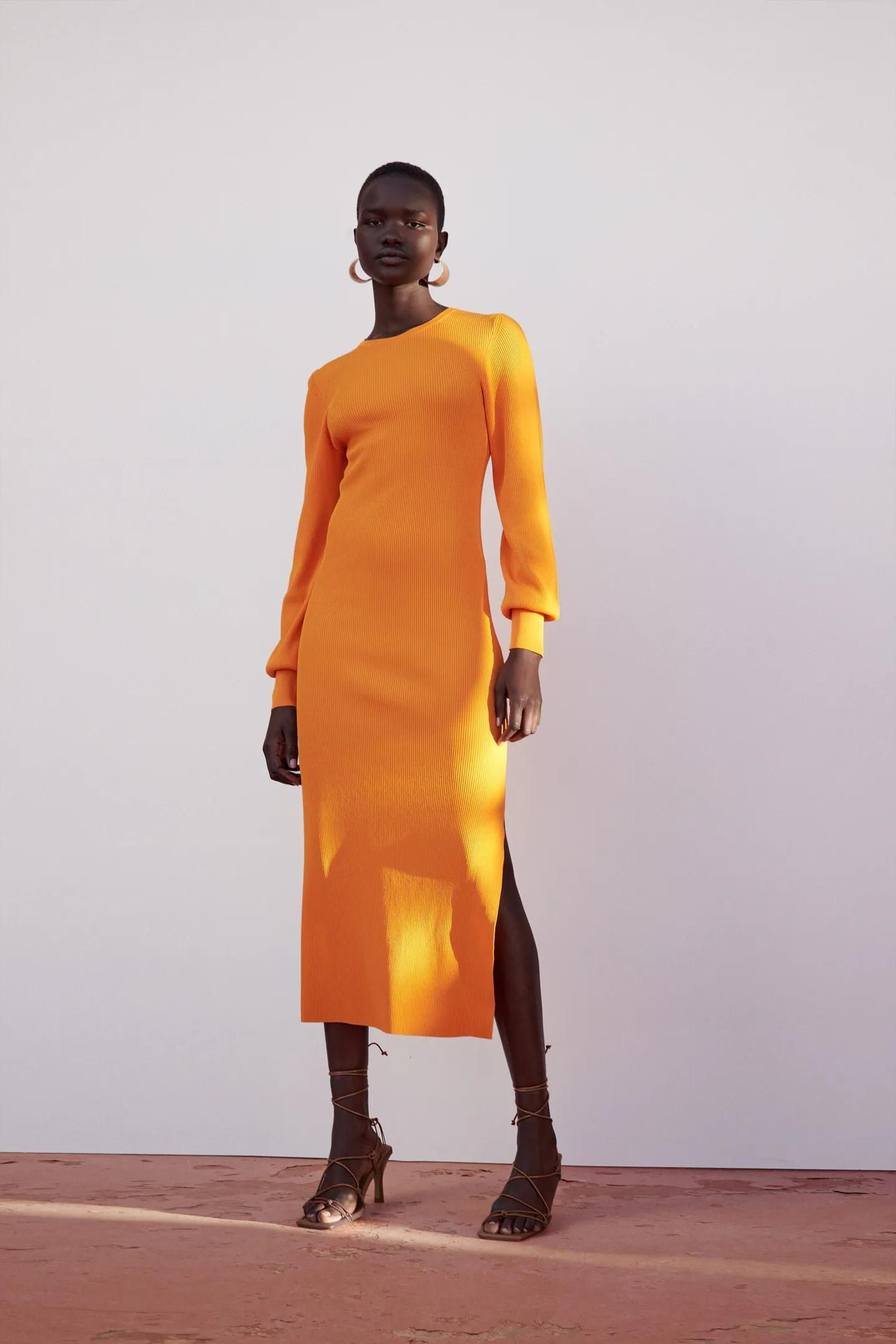 El vestido naranja de punto de Zara.