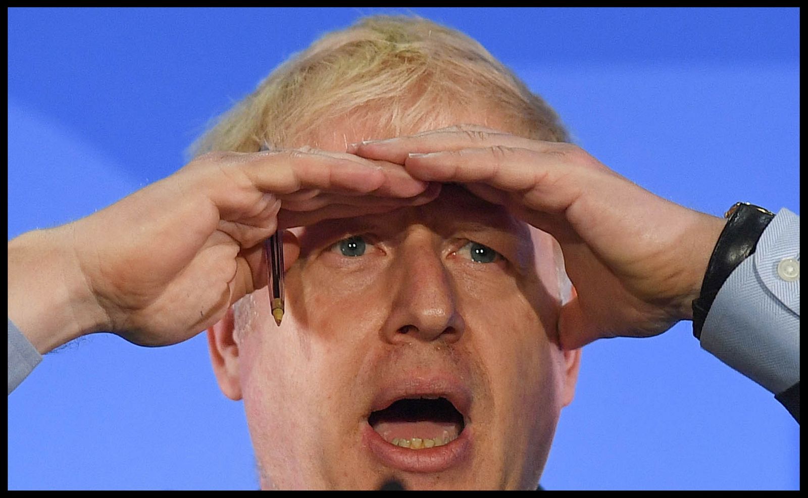 Boris Johnson usa las manos como visera en el inicio de su campaña para suceder a Theresa May.