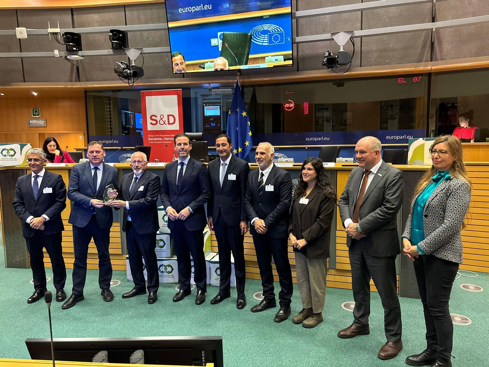 Víctor Luque, director general de Trops; José Linares, presidente de la cooperativa; y Paula Ruiz, directora de I+D+i de la agroalimentaria en la entrega del premio en Bruselas