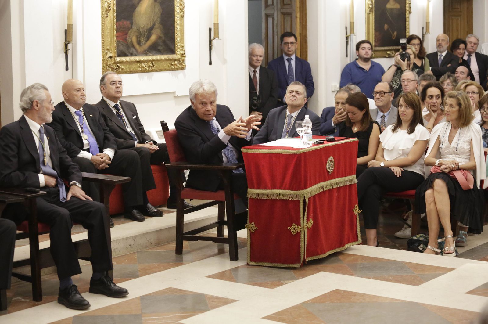 El ex presidente del Gobierno Felipe González, durante la conferencia que pronunció ayer en la Real Academia de Medicina de Sevilla.