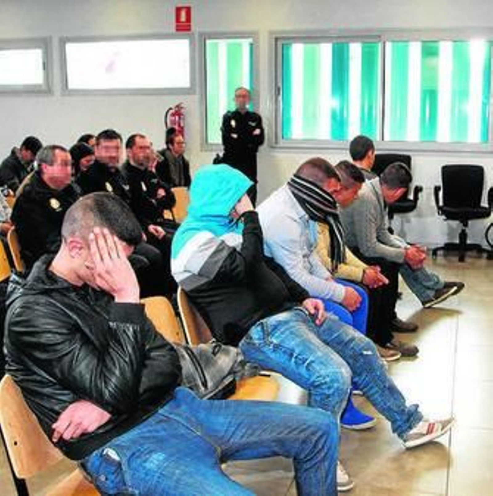 Los seis jóvenes acusados, en el banquillo.