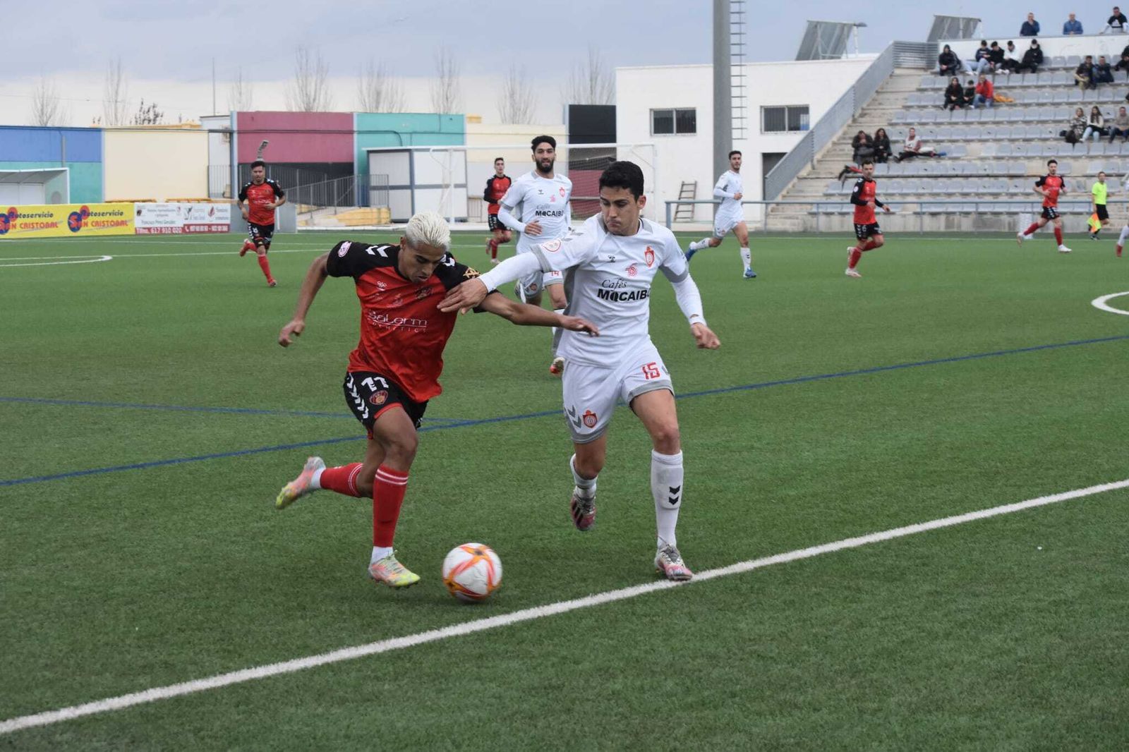 Amin disputa un balón con Chapi.
