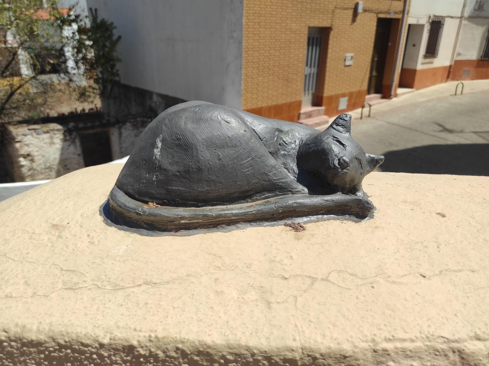 Disfruta de un paseo a orillas del río Guadalimar lleno de arte y rincones únicos.