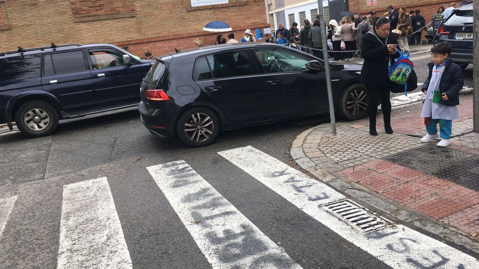 Pintadas para que se respeten los pasos de peatones en la zona del colegio Santa Ana.