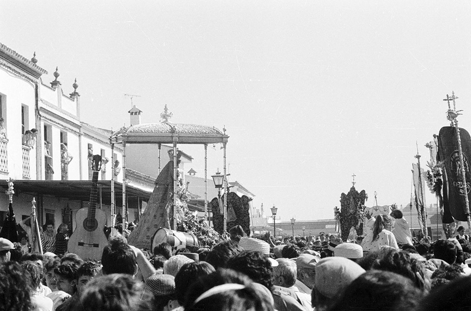 La Virgen del Rocío en una procesión por la aldea en la década de los 70.