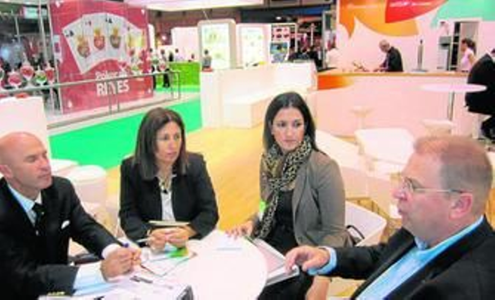 Reunión de trabajo entre Trinidad Cabeo con representantes de Alveis Shipping en Fruit Attraction, en una imagen de archivo.