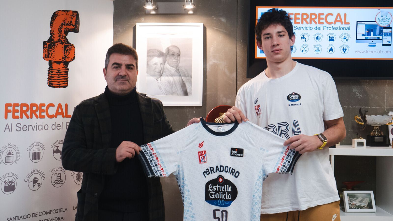 El ucraniano Oleksandr Kovliar posa con su nueva camiseta.