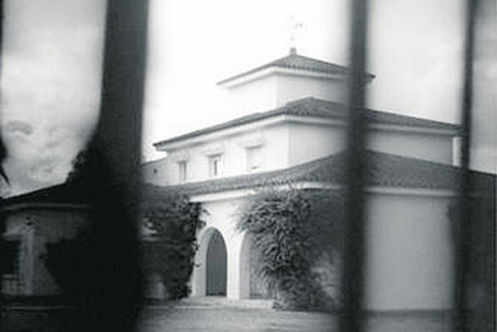 Imagen del enorme chalé en que vivió Domingo Gallegos en Cartuja.