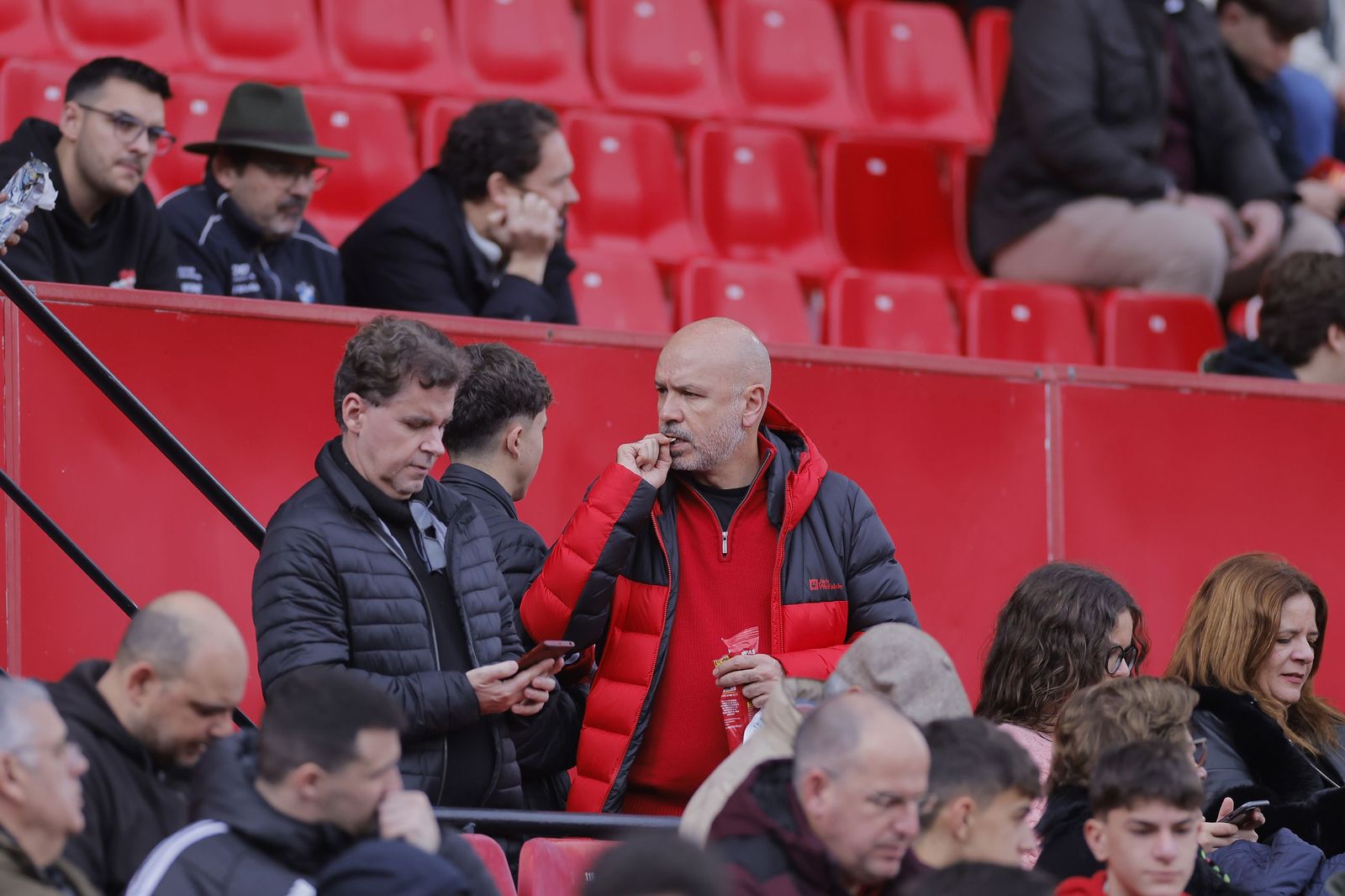 Búscate en las fotos del Sevilla - Girona