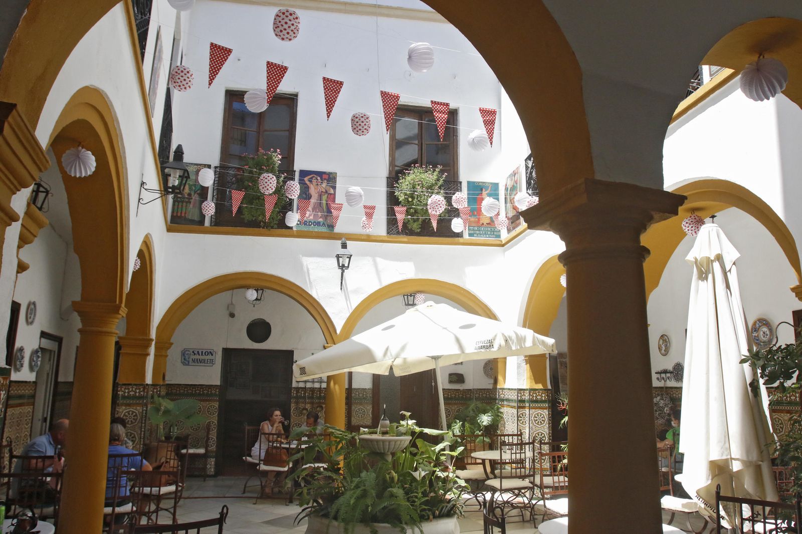 El decorado y el ambiente de Feria en el Centro de Córdoba y la Judería, en fotografías