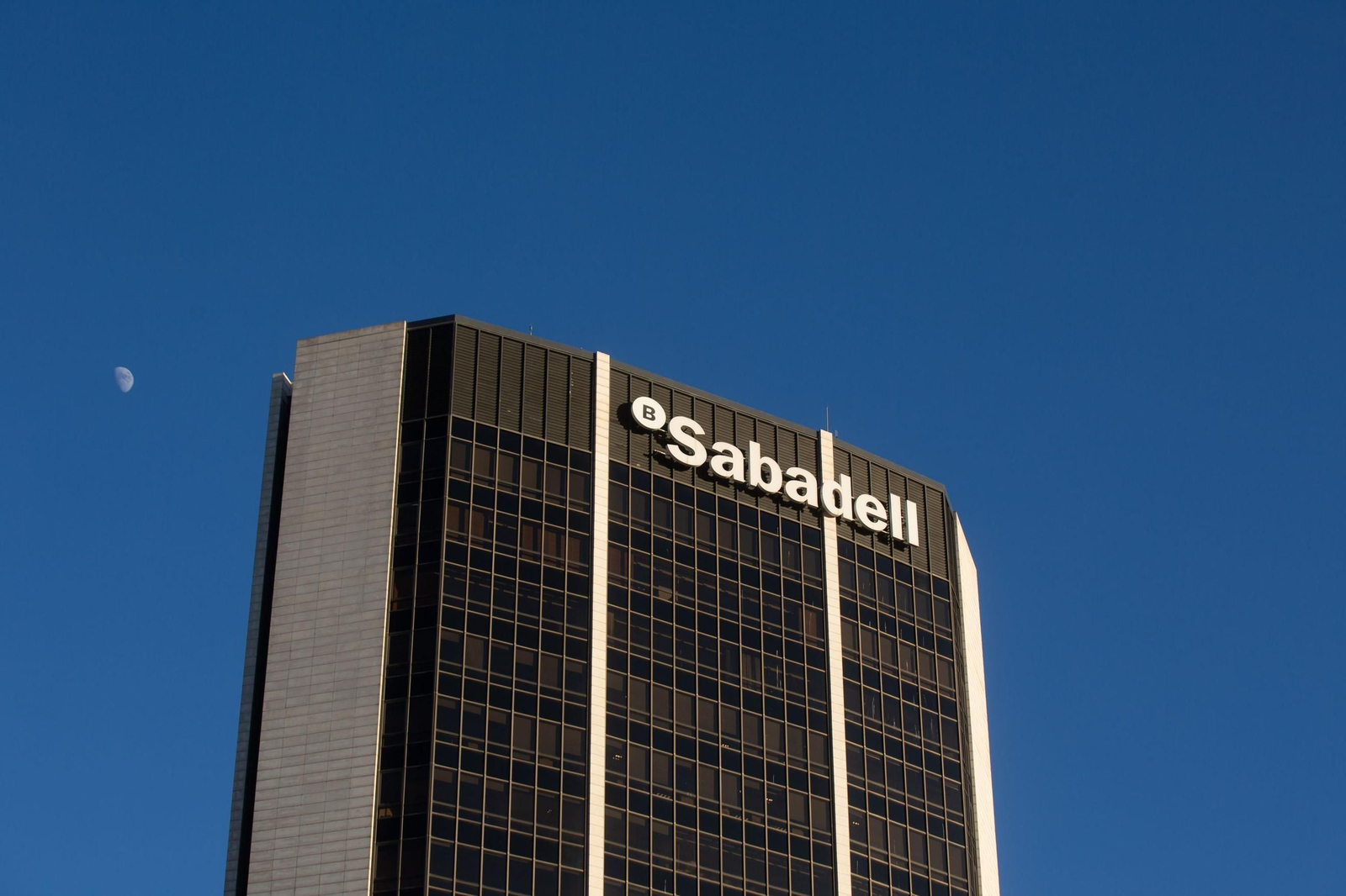 Fachada de la sede del Banco  Sabadell  en la Avenida Diagonal de Barcelona.