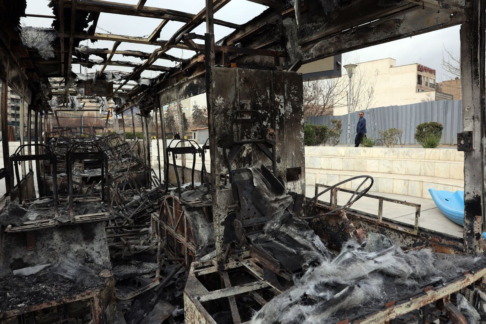Un autobús calcinado en Teherán durante las protestas.