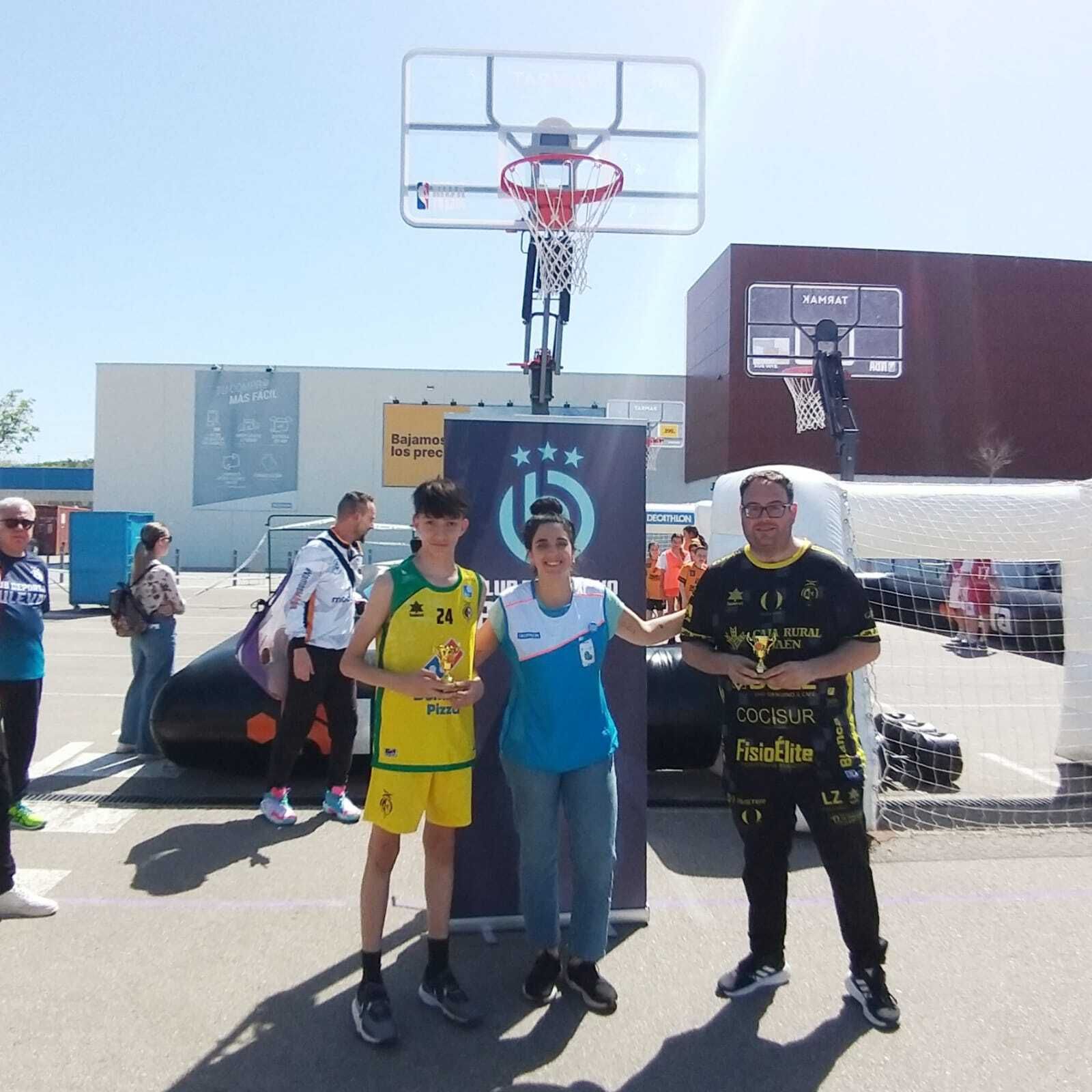 En imágenes: basket solidario de la mano del CD Bulevar en favor de ALES